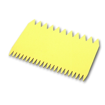 Peigne à décor plastique