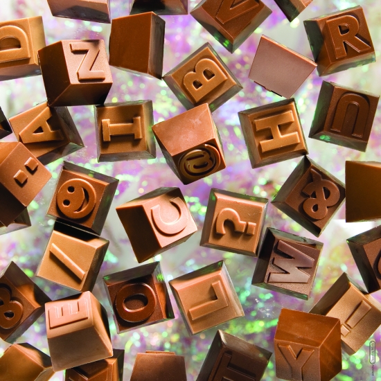 Lettres & Chiffres - Sous forme de bonbons carrés de 12 g Plaque n°1 (380115) : Lettres A à M et chiffres 1 à 5 + 6 symboles